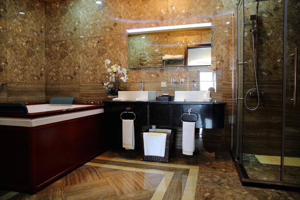 Damas International Hotel Bishkek Bilik gambar