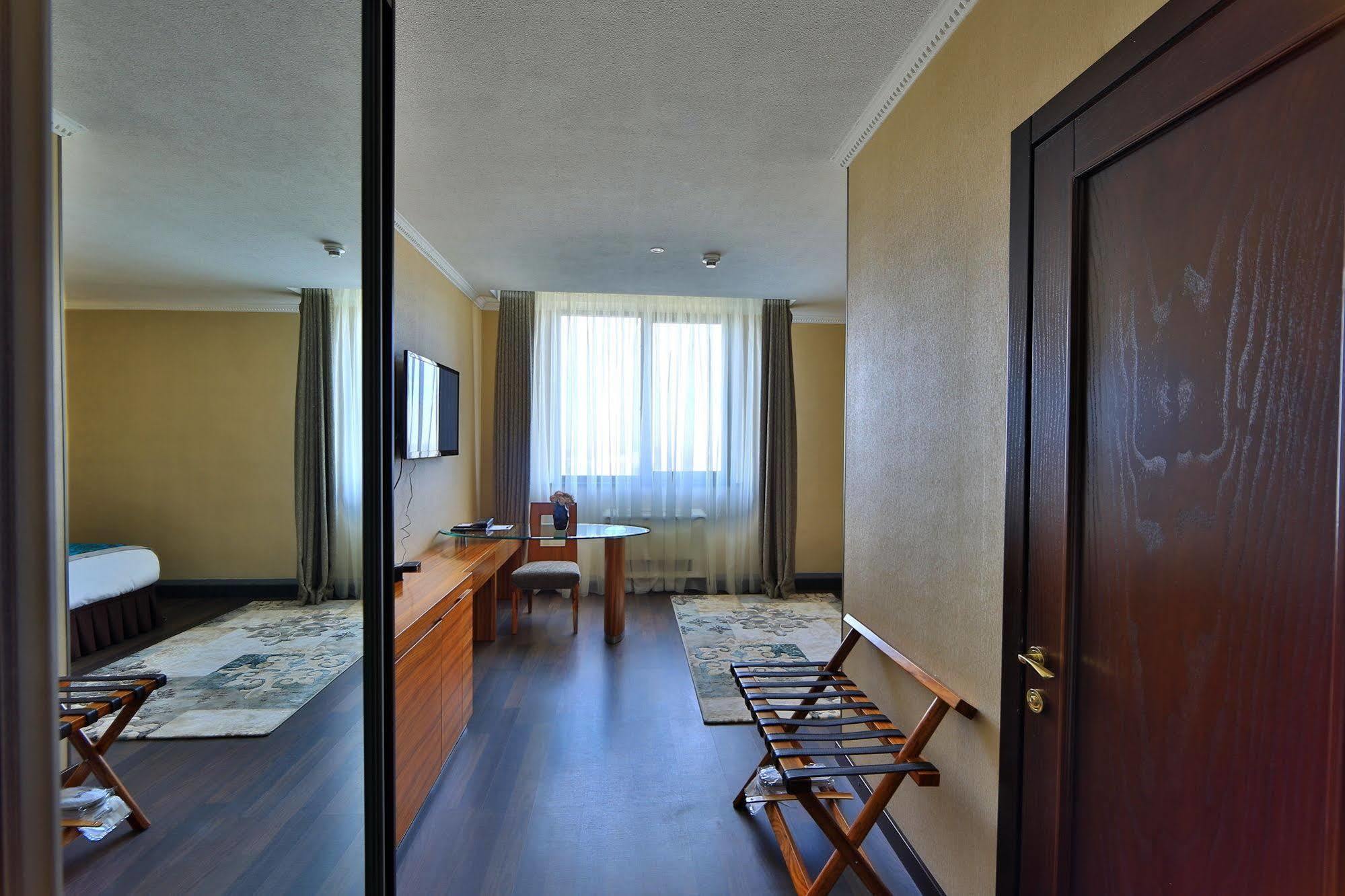 Damas International Hotel Bishkek Luaran gambar