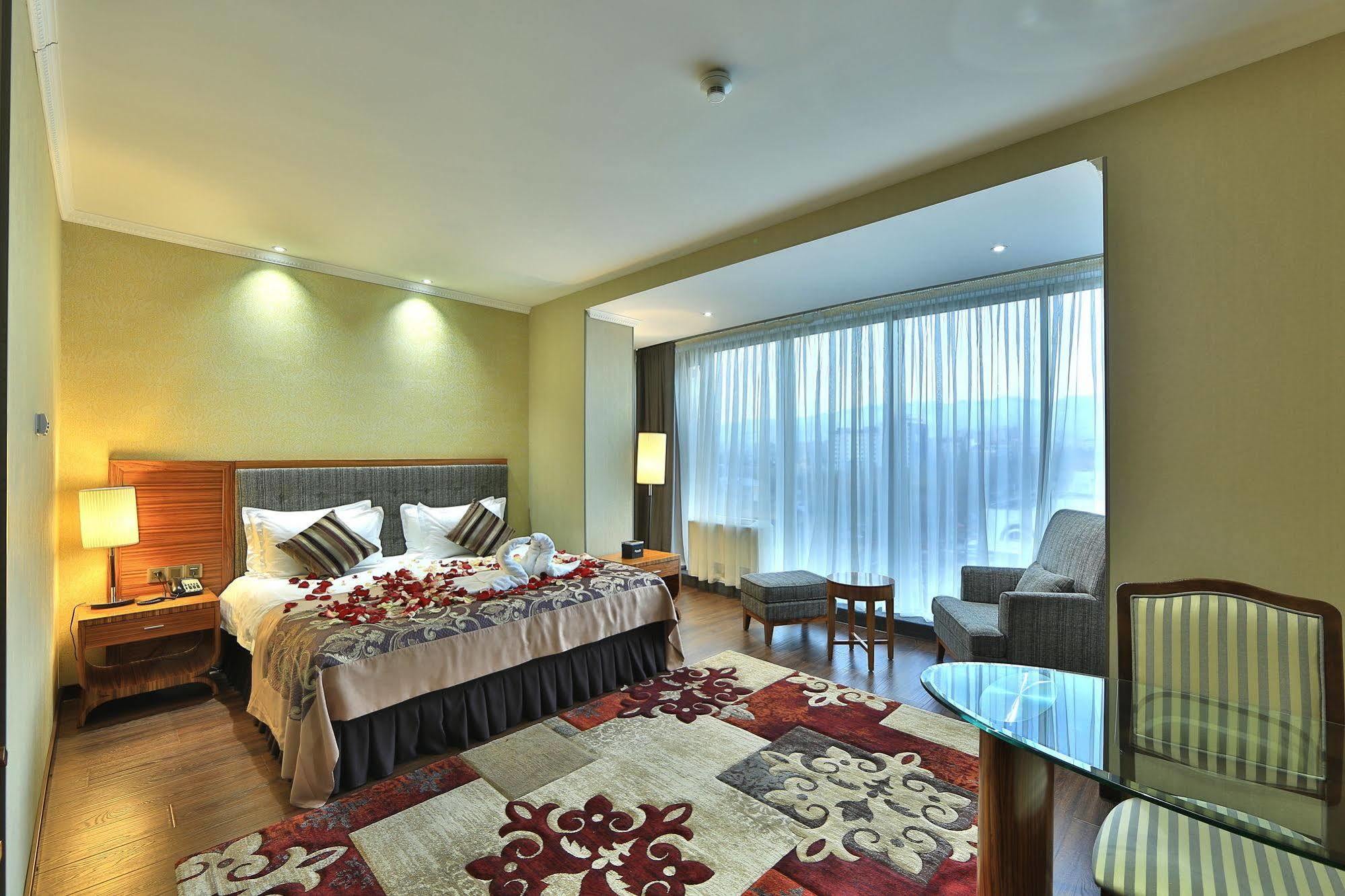 Damas International Hotel Bishkek Luaran gambar
